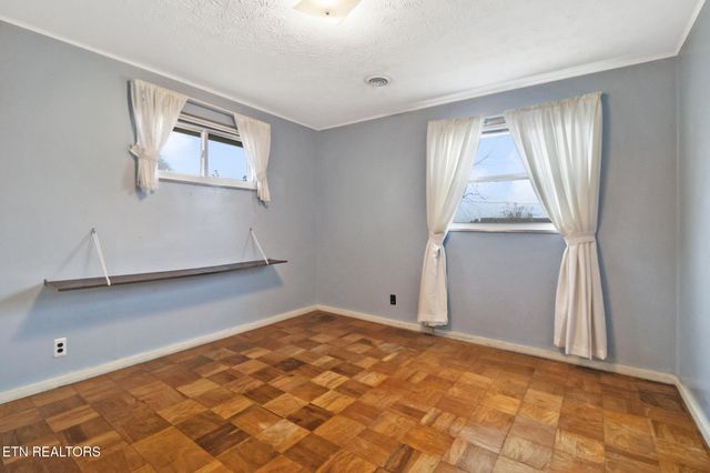 102 E Bryn Mawr Circle, Oak Ridge, TN 37830