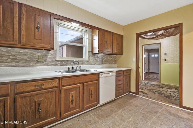 102 E Bryn Mawr Circle, Oak Ridge, TN 37830