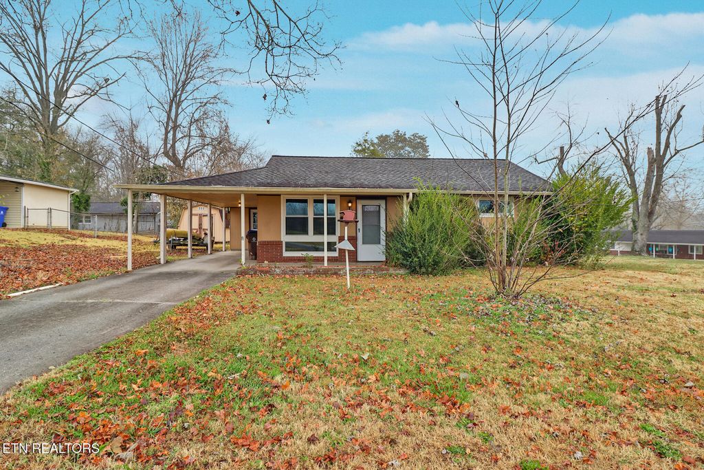 102 E Bryn Mawr Circle, Oak Ridge, TN 37830