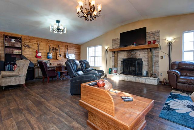 207 Royal Drive, Marshfield, MO 65706