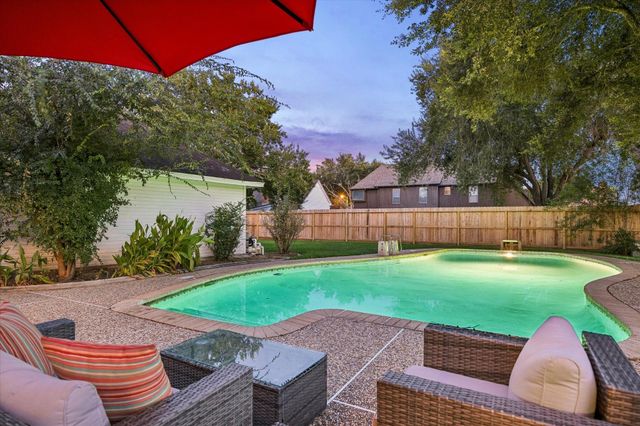 1414 W Castlewood Avenue, Friendswood, TX 77546