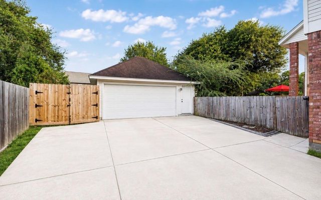 1414 W Castlewood Avenue, Friendswood, TX 77546