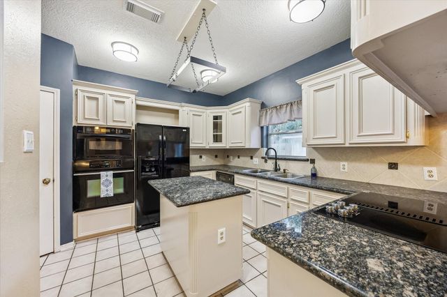 1414 W Castlewood Avenue, Friendswood, TX 77546