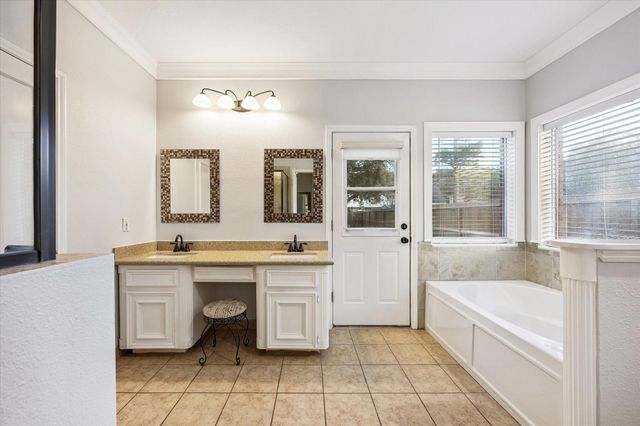 1414 W Castlewood Avenue, Friendswood, TX 77546