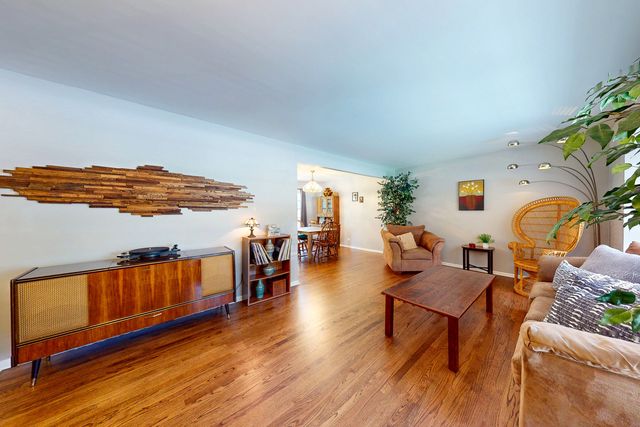 315 E Reseda Parkway, Palatine, IL 60067