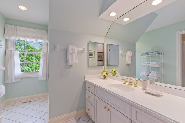 270 S South Shore Lane, Lake Forest, IL 60045