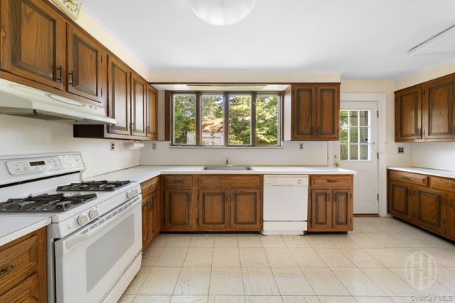 12 Carolina Road, Douglaston, NY 11362