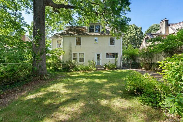 12 Carolina Road, Douglaston, NY 11362