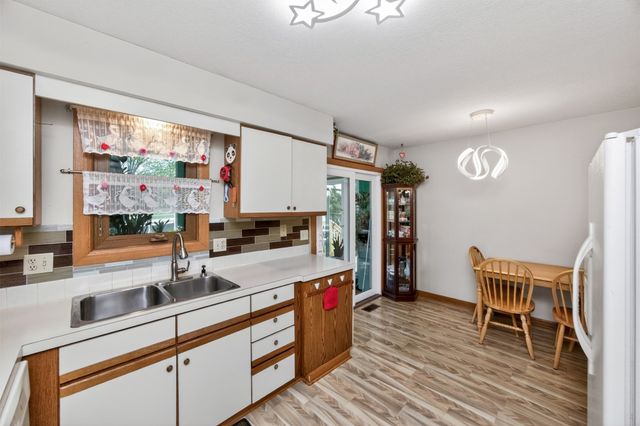 3860 92nd Circle, Urbandale, IA 50322