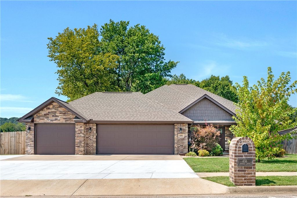606 Hindman Drive, Prairie Grove, AR 72753