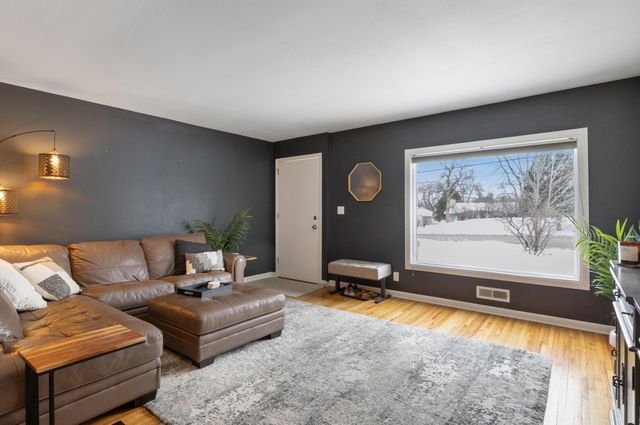 5516 France Avenue S, Edina, MN 55410