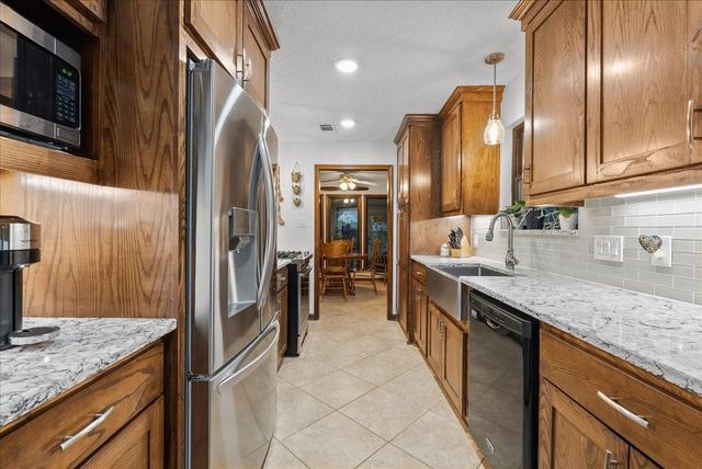 1810 Hunt Drive, Friendswood, TX 77546