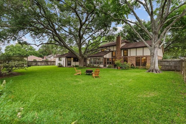 1810 Hunt Drive, Friendswood, TX 77546