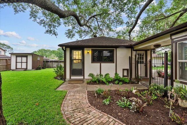 1810 Hunt Drive, Friendswood, TX 77546