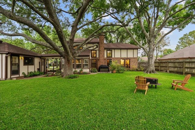 1810 Hunt Drive, Friendswood, TX 77546