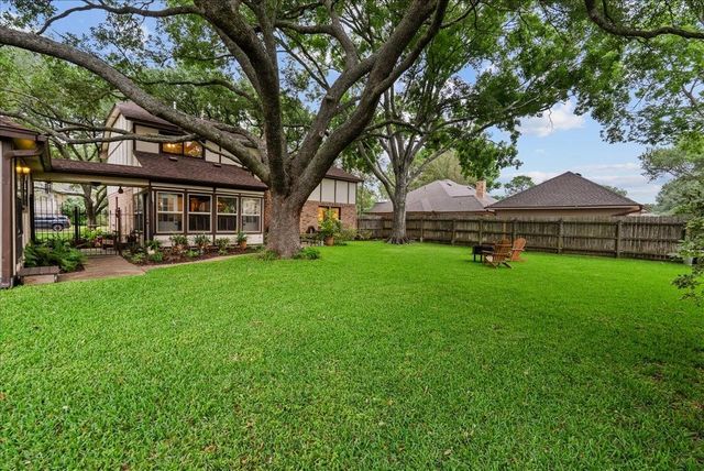 1810 Hunt Drive, Friendswood, TX 77546
