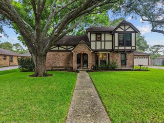 1810 Hunt Drive, Friendswood, TX 77546