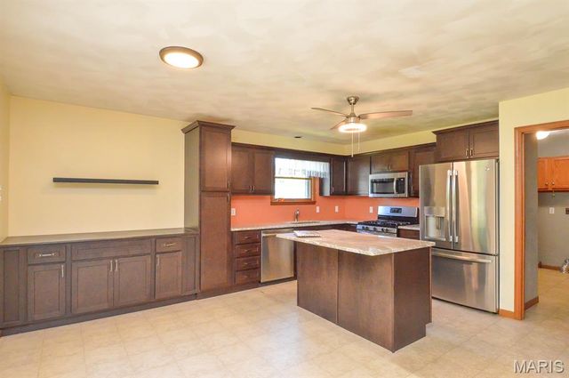 230 Winterberry Drive, Belleville, IL 62220