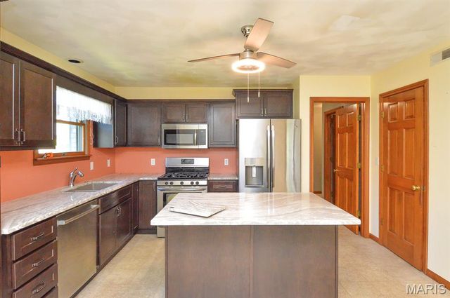 230 Winterberry Drive, Belleville, IL 62220