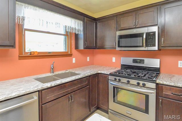 230 Winterberry Drive, Belleville, IL 62220