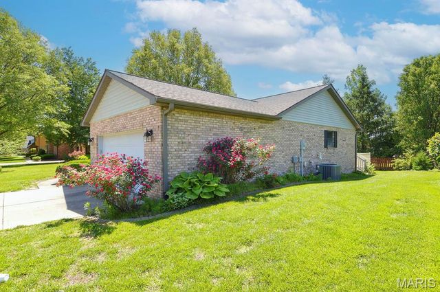 230 Winterberry Drive, Belleville, IL 62220