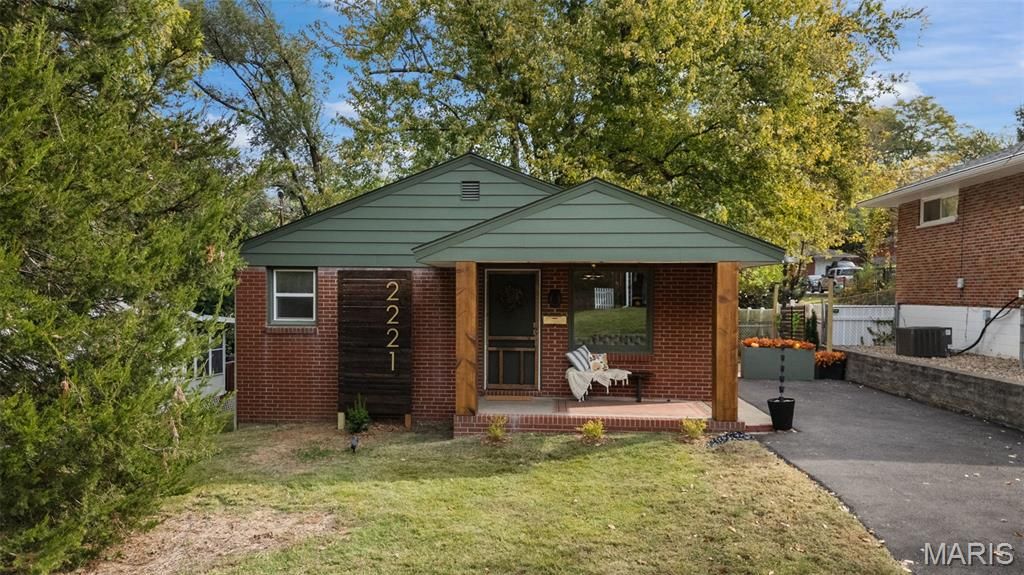 Image 1 of property listing at 2221 Norside Drive, Alton, IL 62002