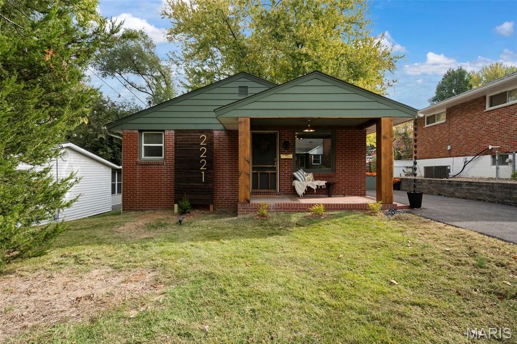 Image 2 of property listing at 2221 Norside Drive, Alton, IL 62002