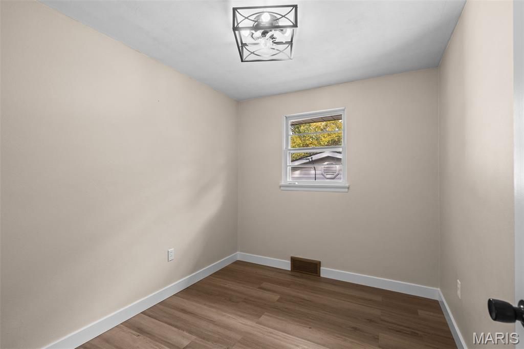Image 11 of property listing at 2221 Norside Drive, Alton, IL 62002