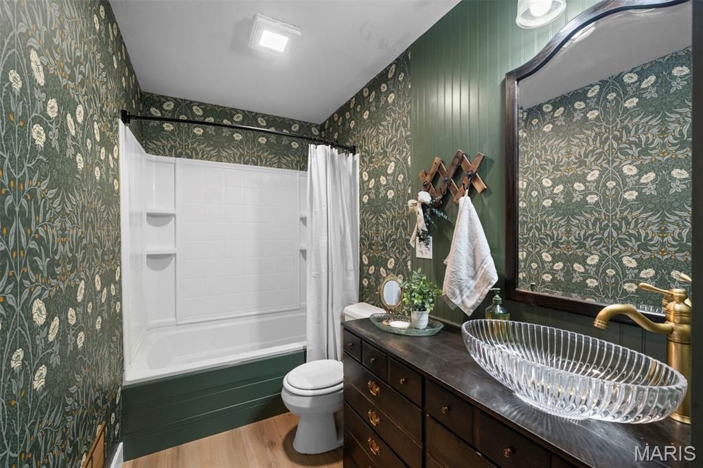 Image 15 of property listing at 2221 Norside Drive, Alton, IL 62002