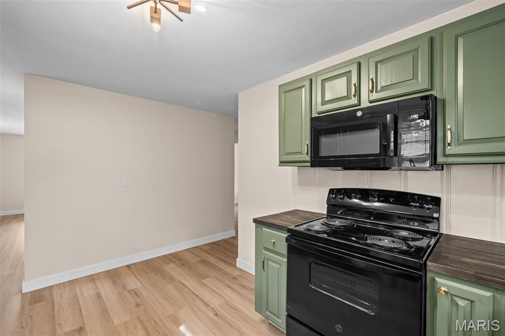 Image 18 of property listing at 2221 Norside Drive, Alton, IL 62002