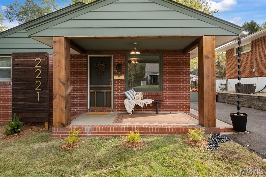 Image 3 of property listing at 2221 Norside Drive, Alton, IL 62002