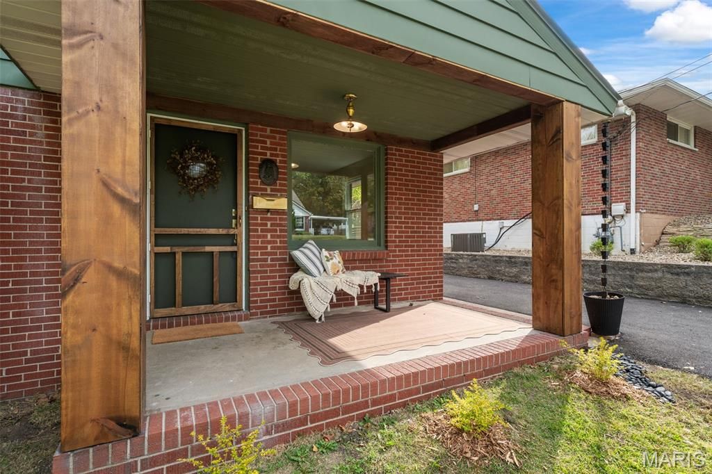 Image 4 of property listing at 2221 Norside Drive, Alton, IL 62002