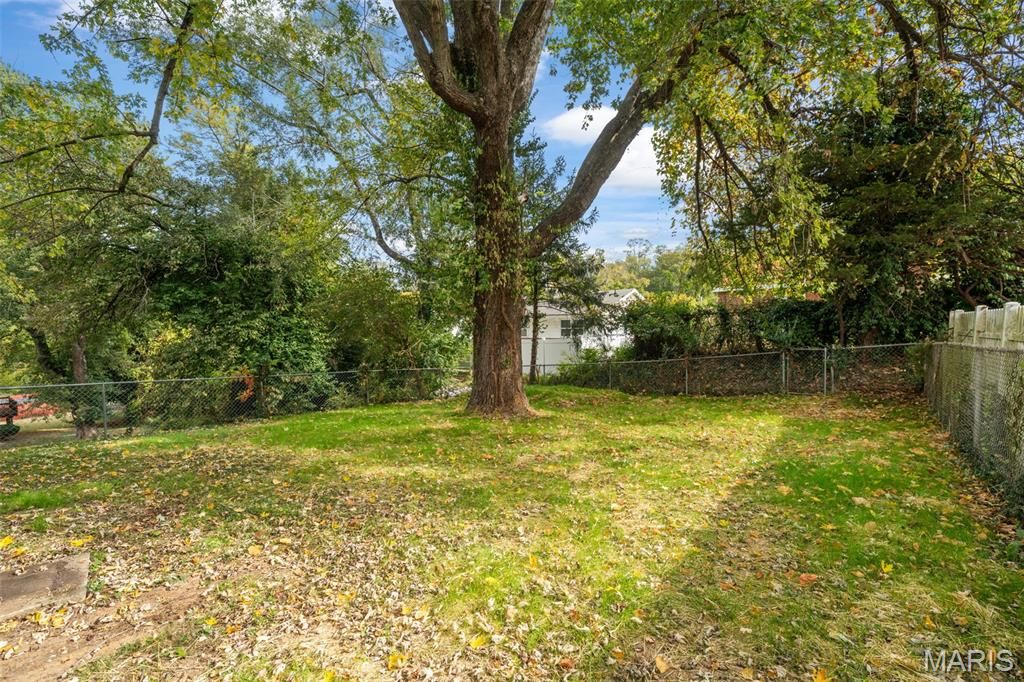 Image 32 of property listing at 2221 Norside Drive, Alton, IL 62002