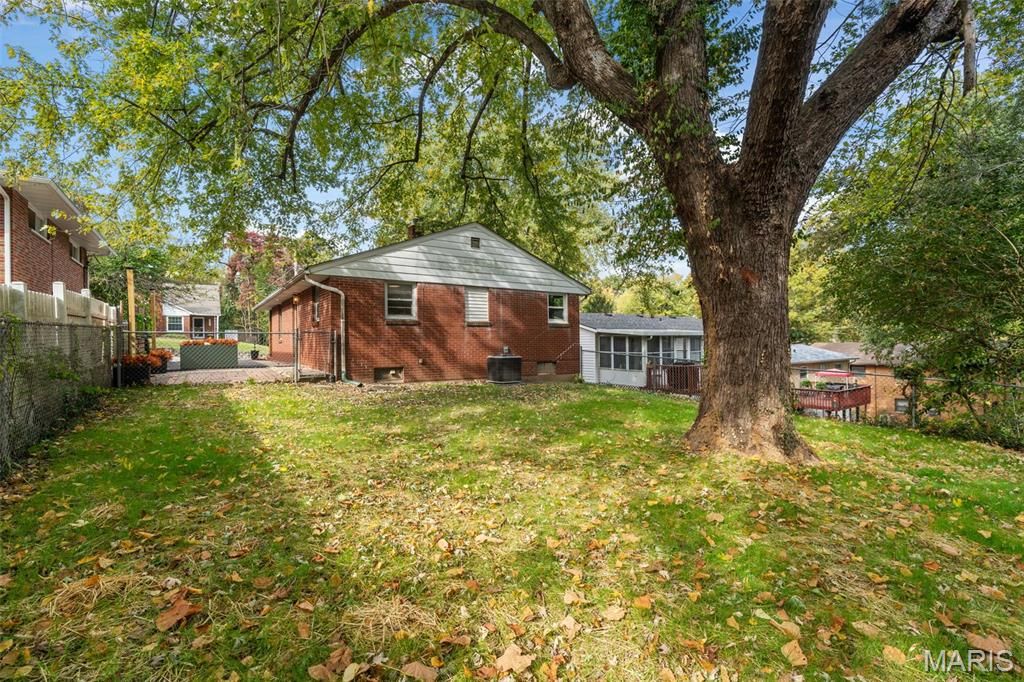 Image 33 of property listing at 2221 Norside Drive, Alton, IL 62002