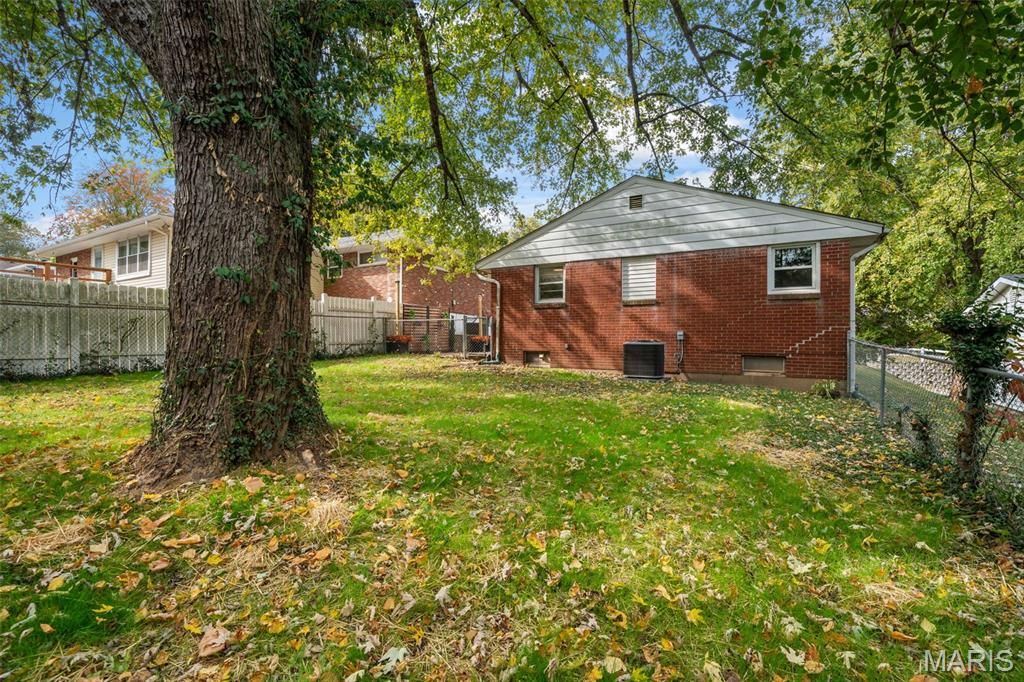 Image 34 of property listing at 2221 Norside Drive, Alton, IL 62002