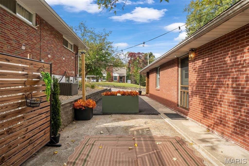 Image 37 of property listing at 2221 Norside Drive, Alton, IL 62002