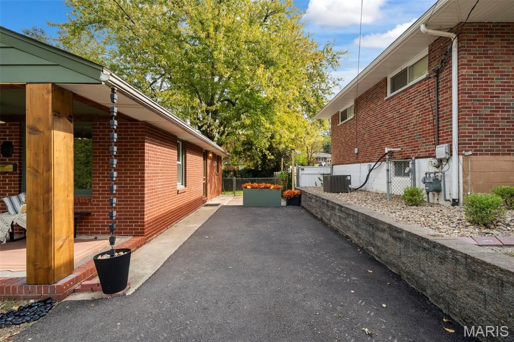 Image 38 of property listing at 2221 Norside Drive, Alton, IL 62002