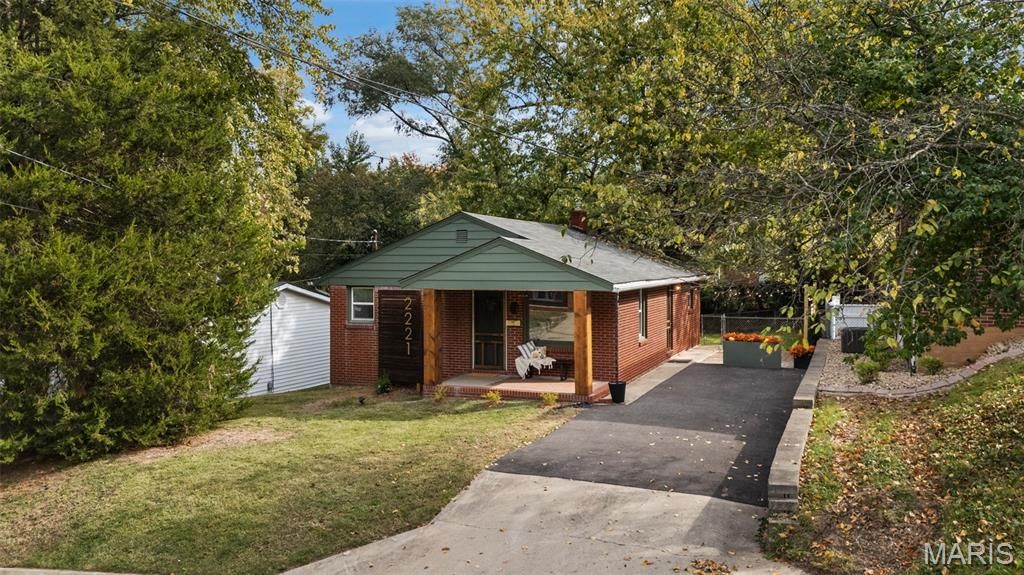 Image 39 of property listing at 2221 Norside Drive, Alton, IL 62002