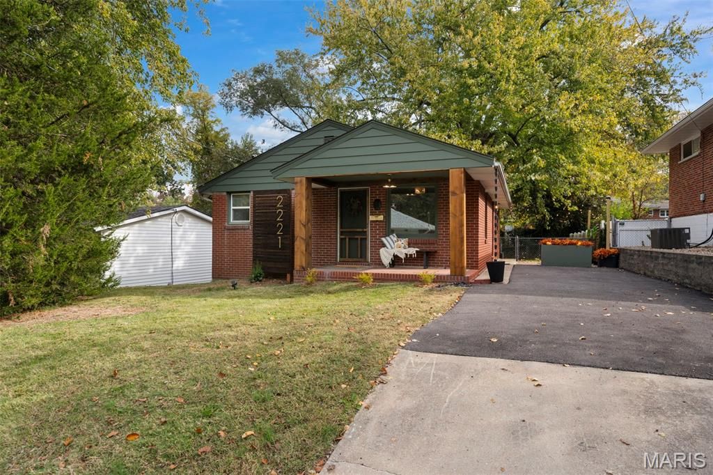 Image 40 of property listing at 2221 Norside Drive, Alton, IL 62002