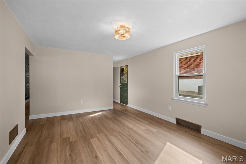 Image 5 of property listing at 2221 Norside Drive, Alton, IL 62002