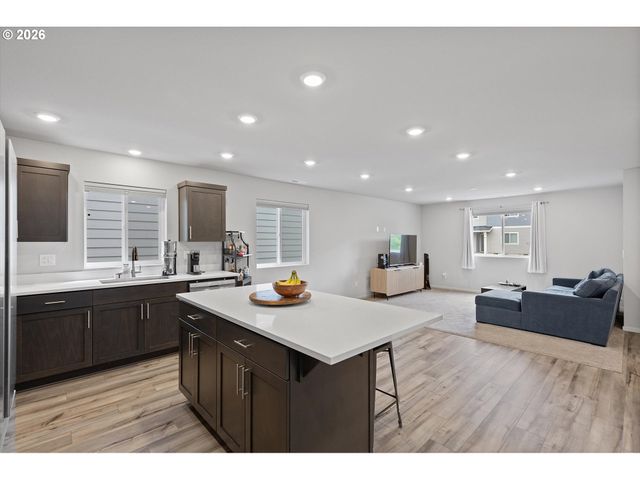 671 NICHOLS Ln, Woodburn, OR 97071