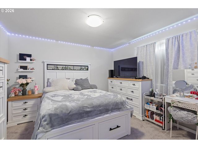 671 NICHOLS Ln, Woodburn, OR 97071