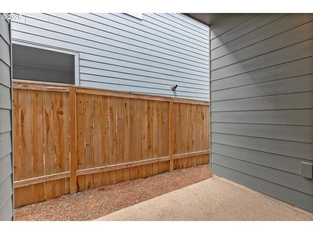 671 NICHOLS Ln, Woodburn, OR 97071