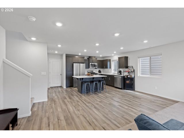 671 NICHOLS Ln, Woodburn, OR 97071