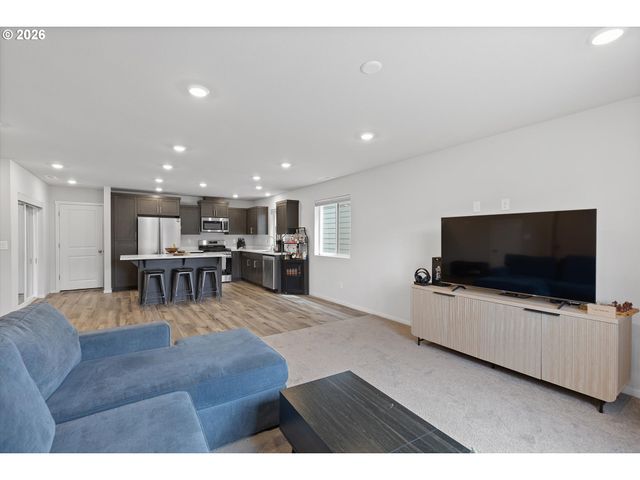 671 NICHOLS Ln, Woodburn, OR 97071