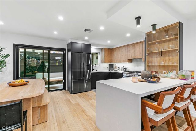 635 E Magnolia B, Burbank, CA 91501