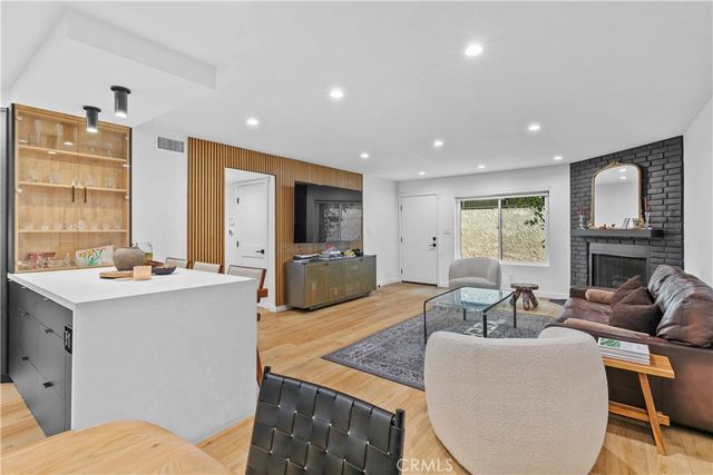 635 E Magnolia B, Burbank, CA 91501