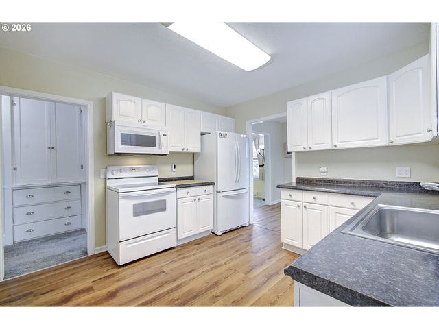 551 19TH Ave, Longview, WA 98632