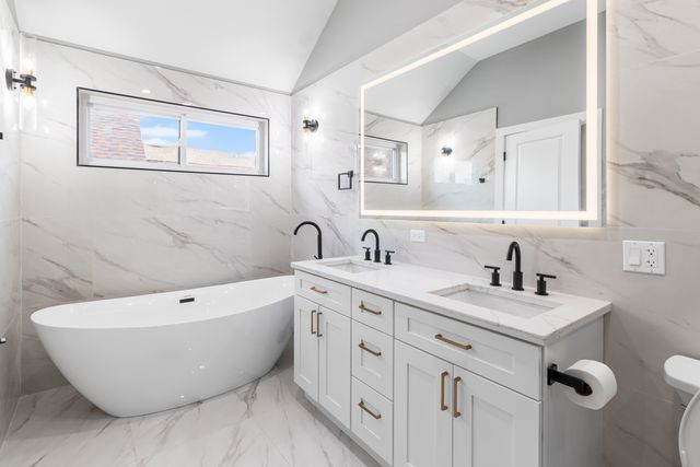 2411 N 77th Avenue, Elmwood Park, IL 60707