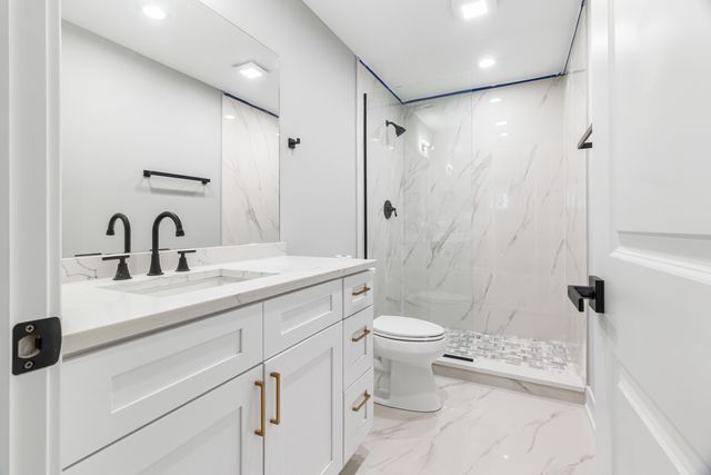 2411 N 77th Avenue, Elmwood Park, IL 60707